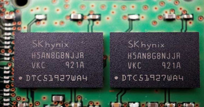 U.S. considers crackdown on memory chip makers in China