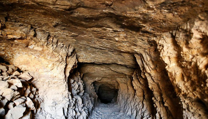 Eighteen trapped in Xinjiang gold mine collapse