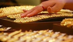 Gold prices fall by Rs1,100 in local markets