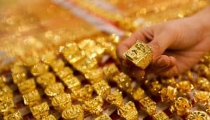 Gold prices plunge in Pakistan amid global market drop