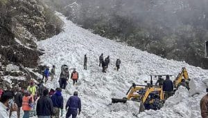 Murree traffic police issues advisory for tourist amid heavy snowfall