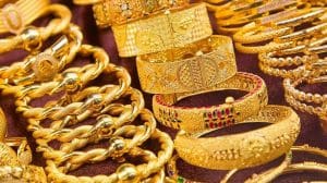 Gold prices fall sharply by Rs 2,900 per tola