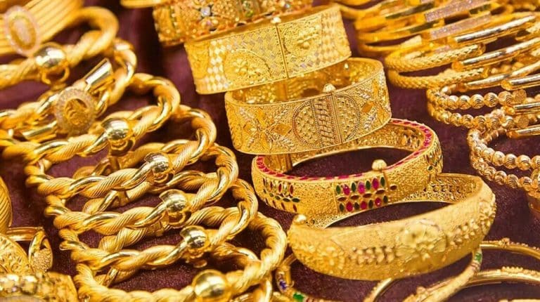 Gold prices fall sharply by Rs 2,900 per tola