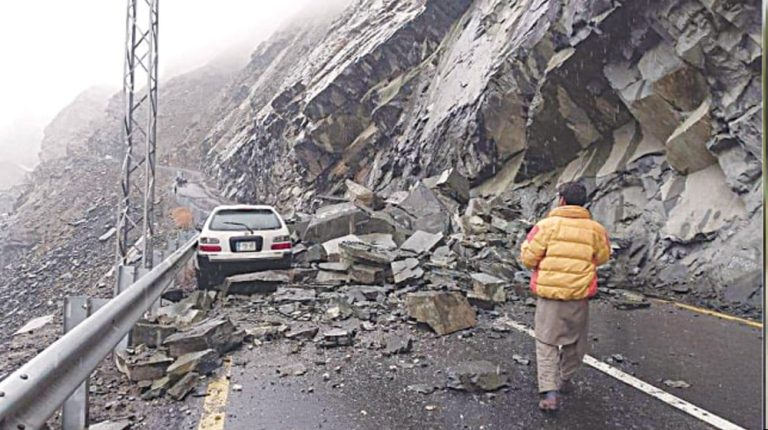 Landslide disrupts traffic on Neelum Valley Road