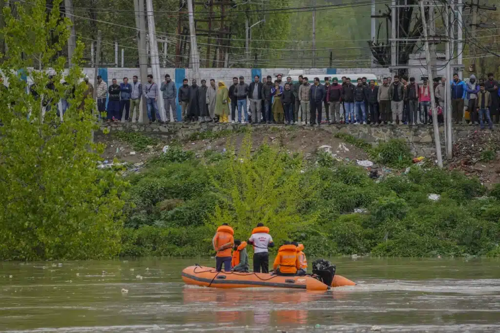 Boat capsizes in Indian Kashmir