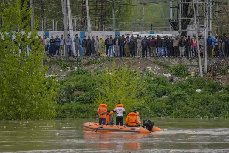 Boat capsizes in Indian Kashmir