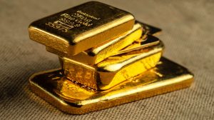 Gold prices plunge in Pakistan as per tola rate drops Rs5,300