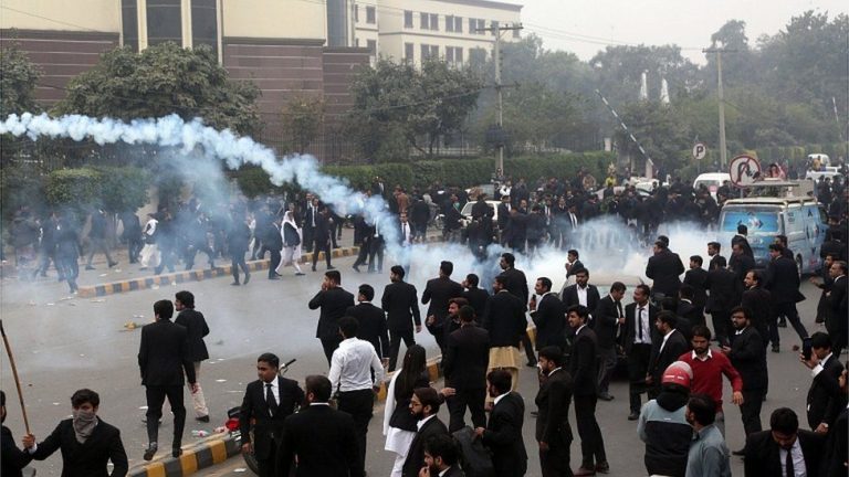 Violent clashes lawyers in Lahore