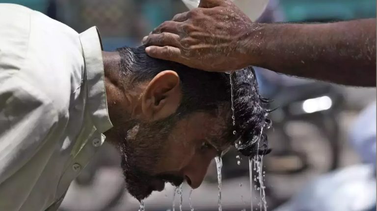 Heatstroke alert: Temperature set to soar above 40 degrees in Karachi