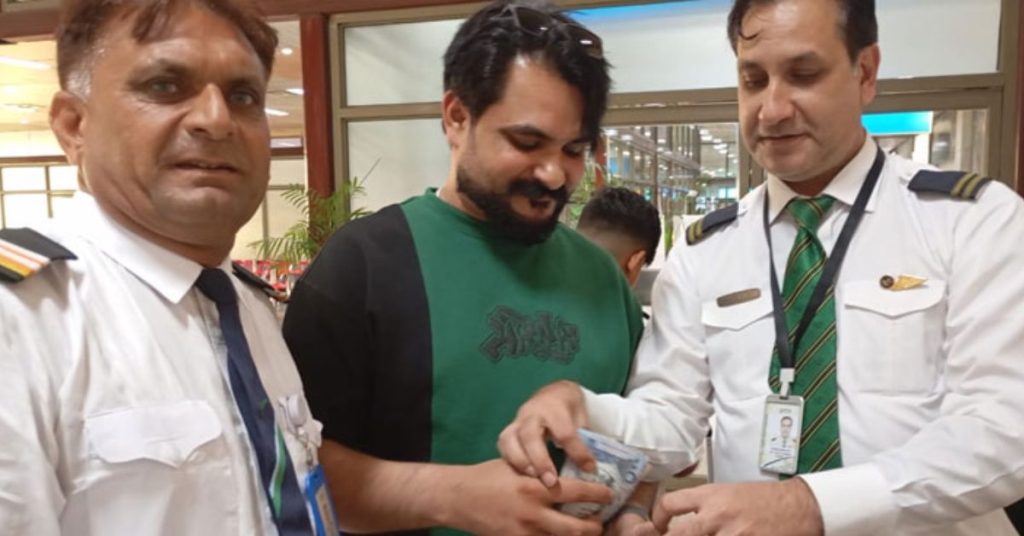 PIA staf returns lost Rs5 million