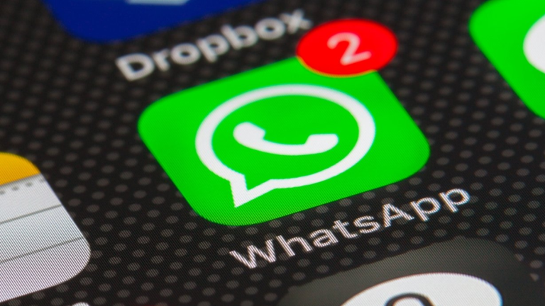 WhatsApp tests new AI editing & group history features