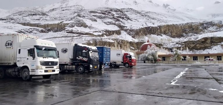 Customs officials seize smuggled mobile phones
