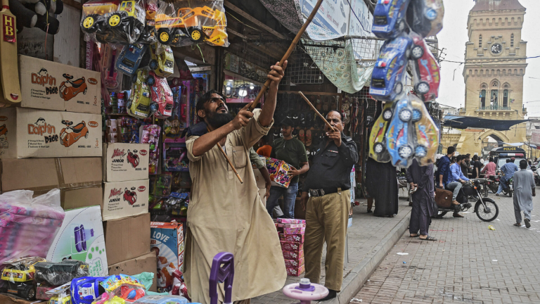 LHC orders markets to close by 8pm, Sundays off