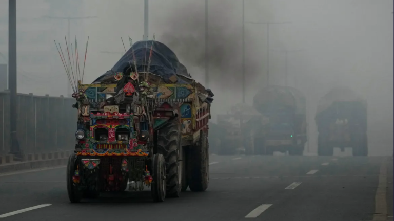 PMD issues alert: Smog can disrupt traffic across Pakistan