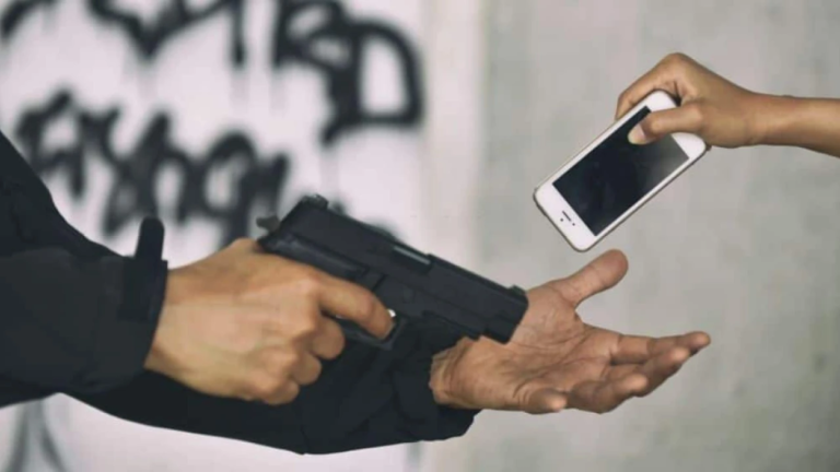 Armed men robbed policeman in Karachi