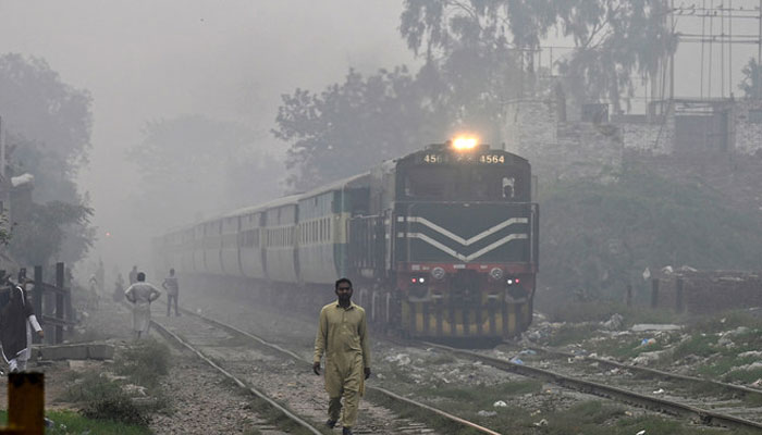 Train delays worsen due to dense smog across Pakistan