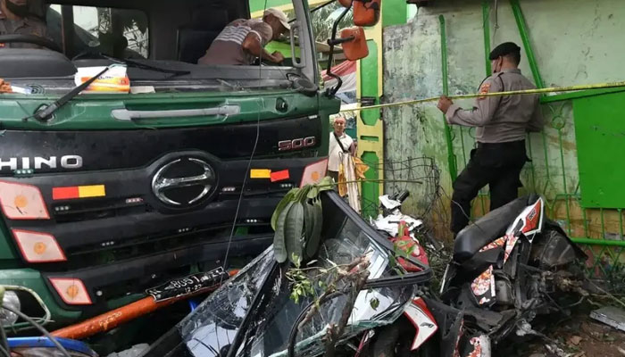 Bus accidents in central Afghanistan leave 52 dead