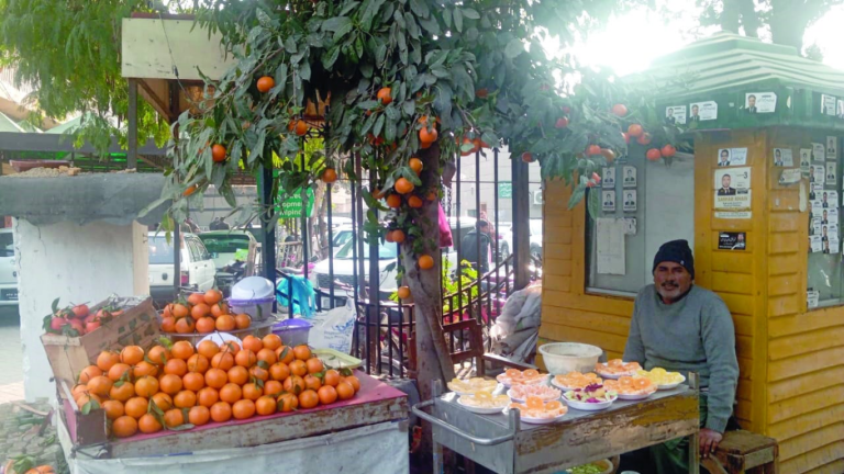 Local food vendor attracts hundreds of customer with creative style