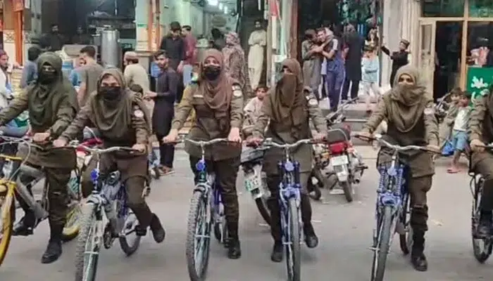 policewomen on cycles