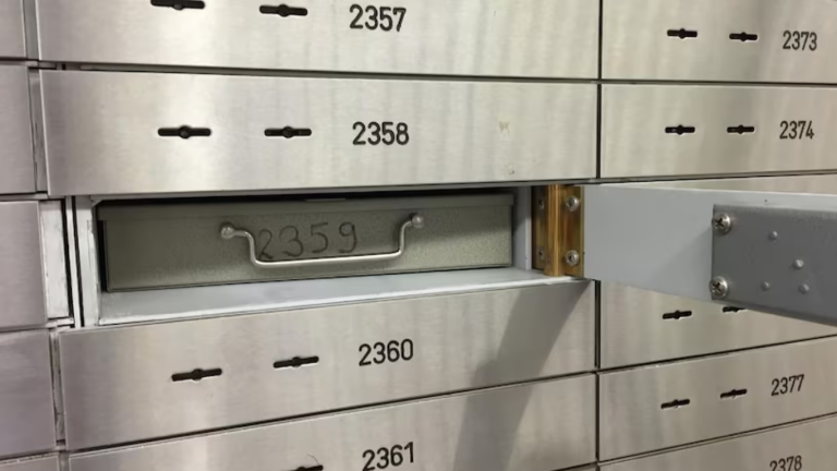 Bank locker robbed worth Rs100 million of valuables in Karachi