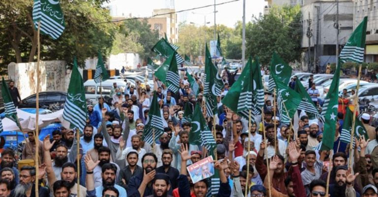 Hundreds protest in Pakistan over India's threats