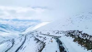 Babusar–Naran Road sealed for traffic as snowfall intensifies