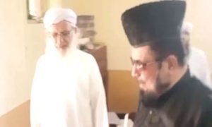 WATCH: Lal Masjid cleric throws out Mufti Qavi at gunpoint, video goes viral