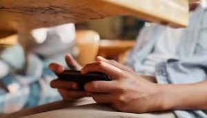 Sindh Govt cracks down on mobile phone use in schools