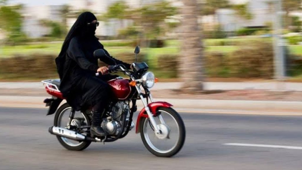 Watch: Man disguised as woman snatches mobile, video goes viral