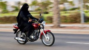 Watch: Man disguised as woman snatches mobile, video goes viral