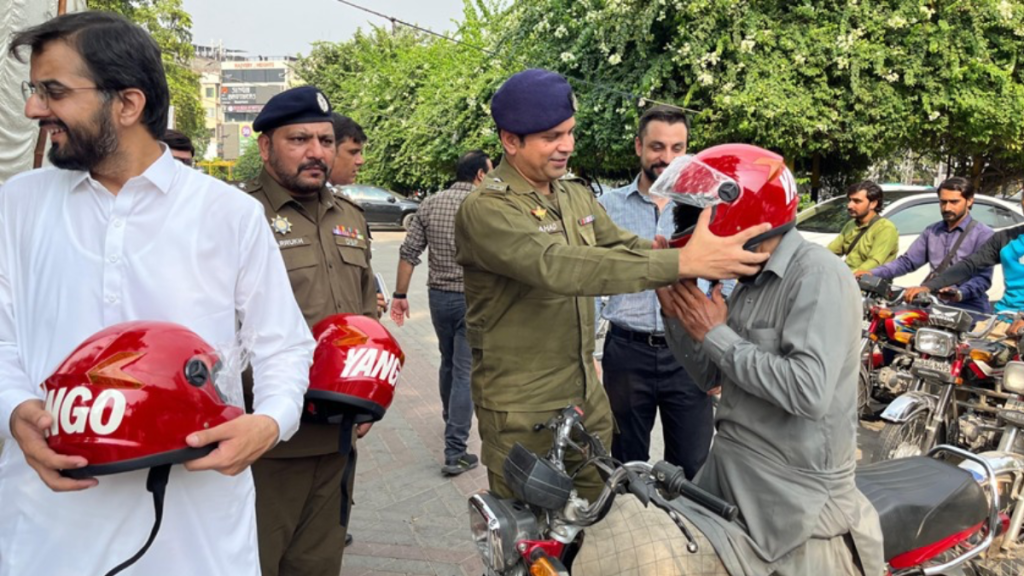 Yango Pakistan collaborates with Lahore, Islamabad police to distribute helmets to partner’s drivers