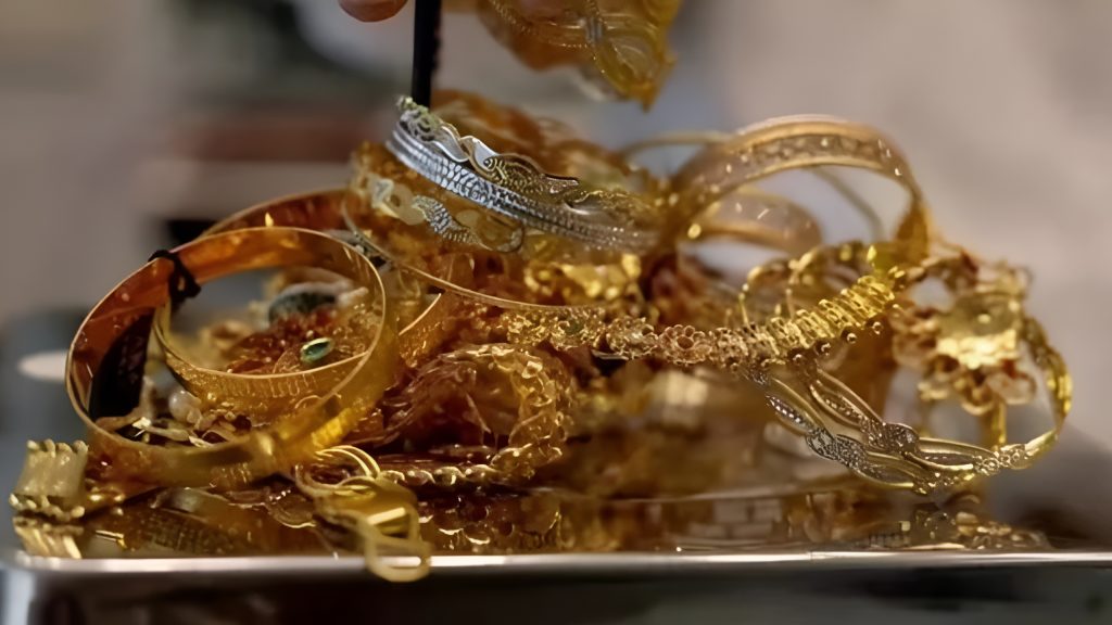 Gold prices drop by Rs 2,200 in Pakistan