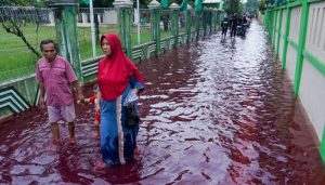 Red Floodwaters Surprise Residents in Indonesia’s Solo City