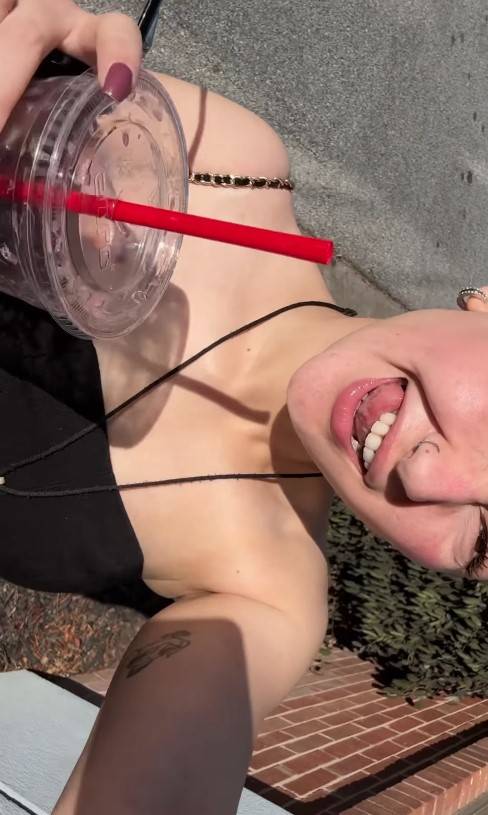 Hania Aamir sun kissed clip