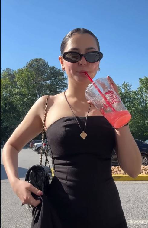 Hania Aamir sun kissed clip