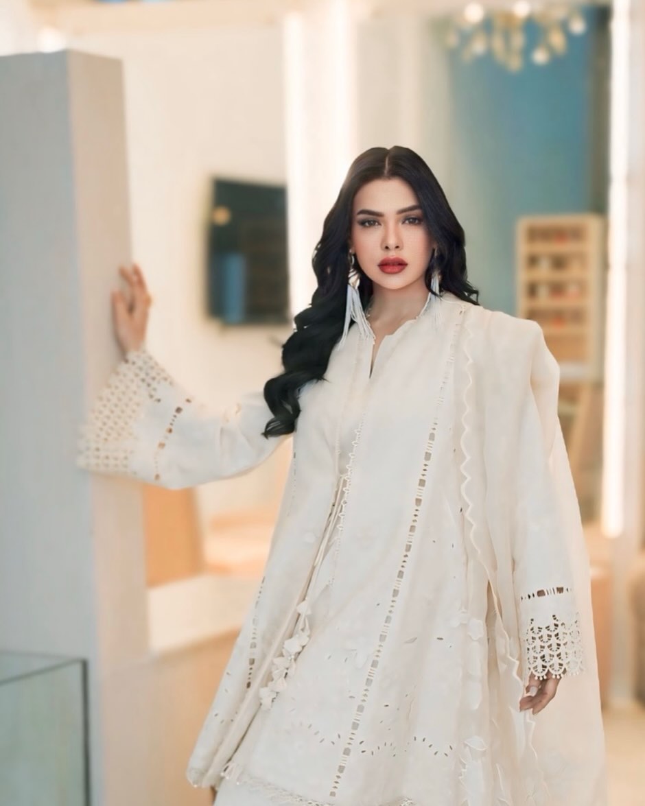Sara Loren bold image regret
