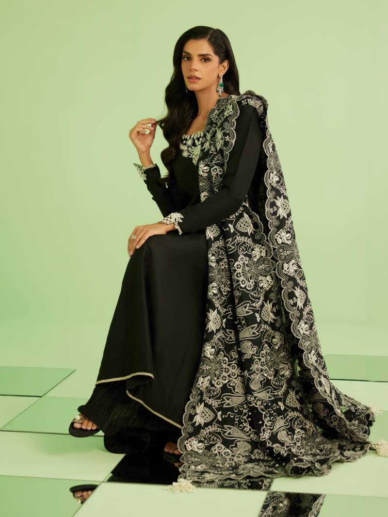 Sanam Saeed latest look