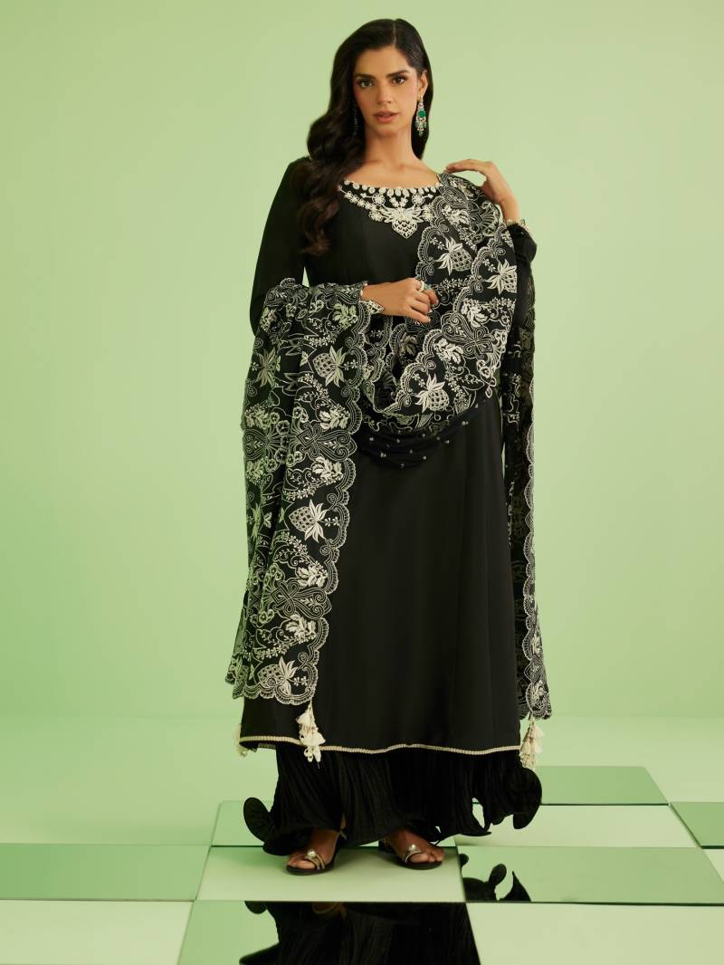 Sanam Saeed latest look