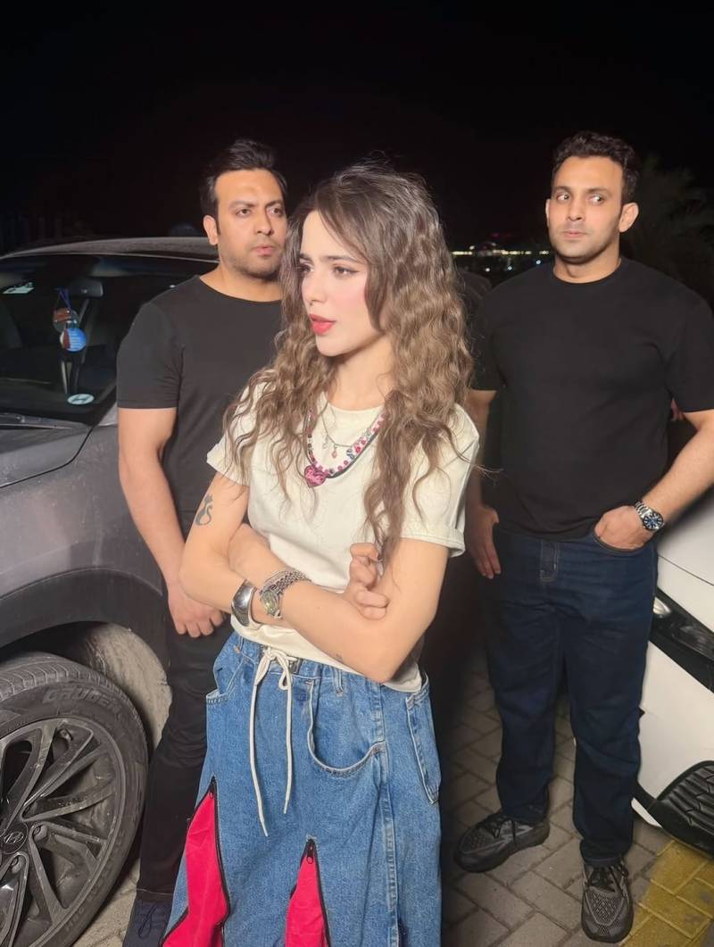 Aima Baig sister moment