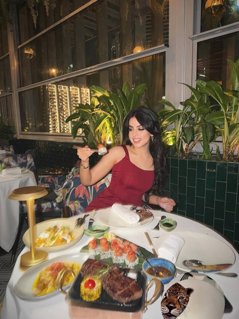 Yashma Gill Dubai getaway photos