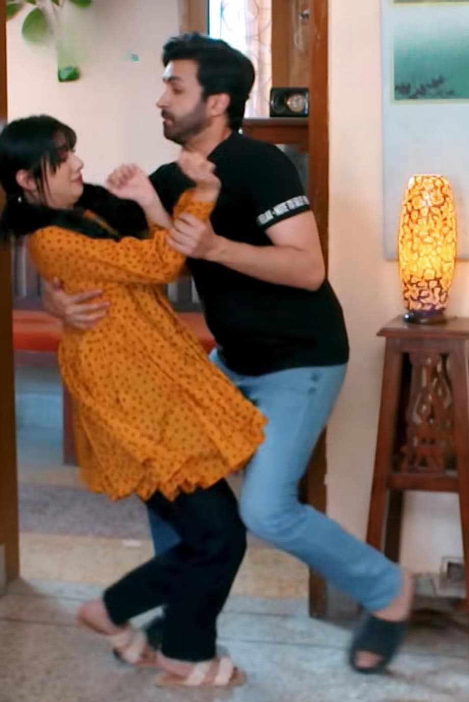 Alizeh Shah romantic scene