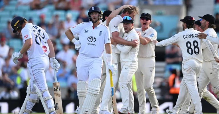 New Zealand beat England by 160 runs, win series 2-1