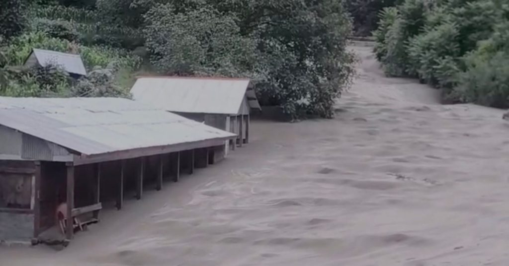 Cloudburst triggers flash floods in Neelum, one dead, vehicles swept away