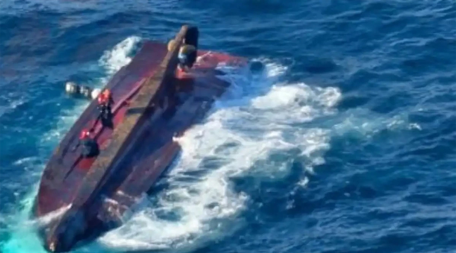 خطرناک سفر کا انجام، یونانی ساحل کے قریب کشتی الٹ گئی، درجنوں ​​تارکین وطن ہلاک