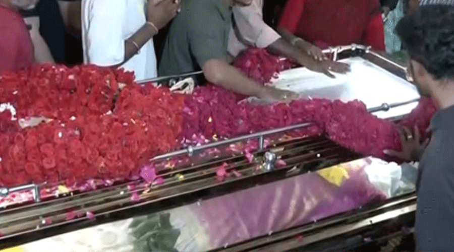 بڑی خبر،بھارتی فلم انڈسٹری کے نامور اداکار دنیا سے رخصت