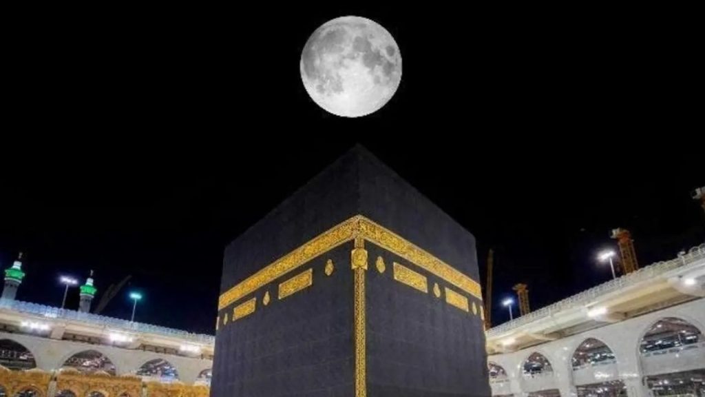 مسجدِ حرام کے اوپر چاند