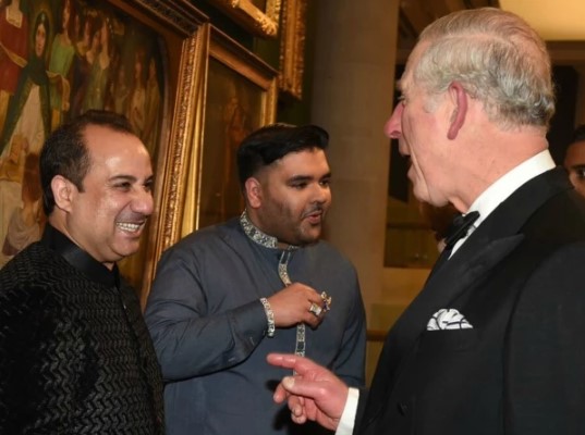 راحت فتح علی خان کا ایک اور عالمی اعزاز، بیٹے سمیت برطانوی پارلیمنٹ میں ایوارڈ سے نوازا گیا