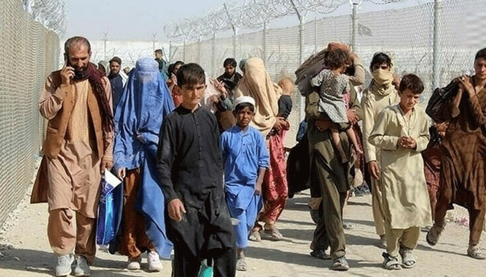 وطن واپسی کیلئے بے تاب افغان مہاجرین کے طورخم بارڈر پر بھنگڑے