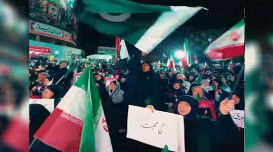 دنیا کے لیے بڑا سرپرائز،تہران ’’پاکستان شکریہ‘‘ کے نعروں سے گونج اُٹھا