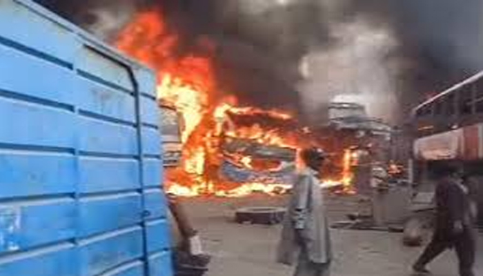 ورکشاپ میں آتشزدگی، بسیں بھی لپیٹ میں آگئیں
